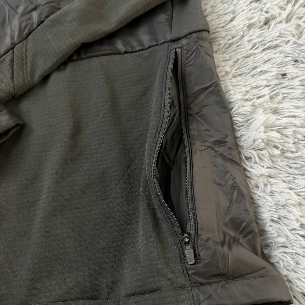 The North Face Men's Charcoal Windbreaker - Picture 4 of 5